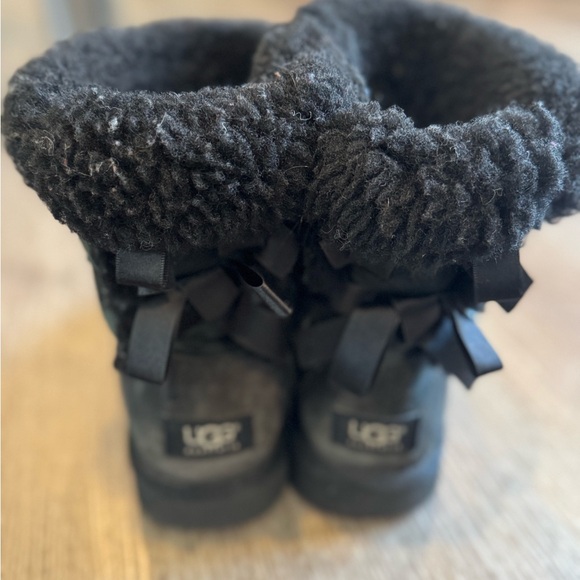extremely worn black short bow tie Uggs size 4 - Picture 3 of 6
